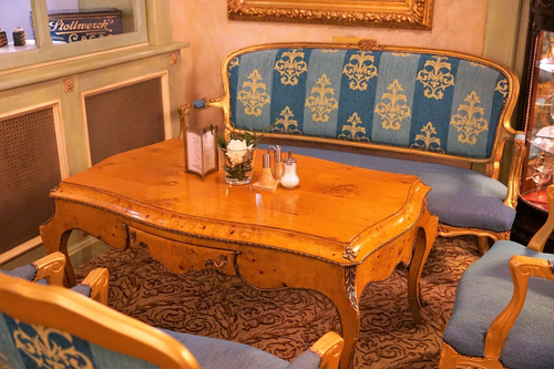 Farbtupfer und Ruhe im Restaurant